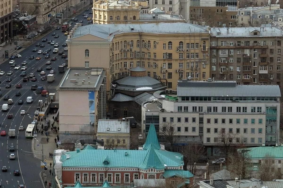 Фото Александра Кадочникова, которое разлетелось по интернету: купол павильона метро Павелецкая ютится в объятиях дома по адресу Новокузнецкая 43/16 с1