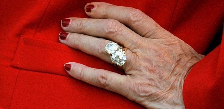 Помолвочное кольцо Маргрете II от Van Cleef & Arpels в сравнении с кольцом Елизаветы II