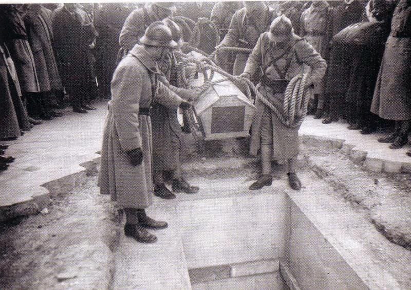 Похороны Неизвстного Солдата под Триумфальной аркой в Париже в 1921 году