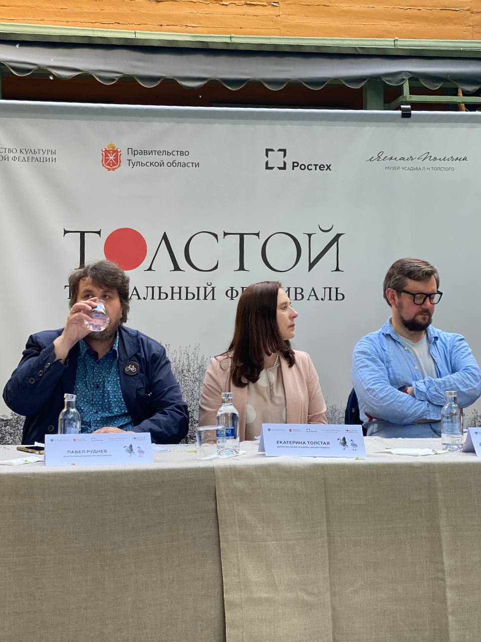 Екатерина Толстая на презентации театрального фестиваля «Толстой», который пройдет с 24 по 27 июня, рассказала, что к столетию музея в Ясной Поляне, кроме реставрации зеркал начала XVIII века, балкона, отмостков и риги, вне стен музея…