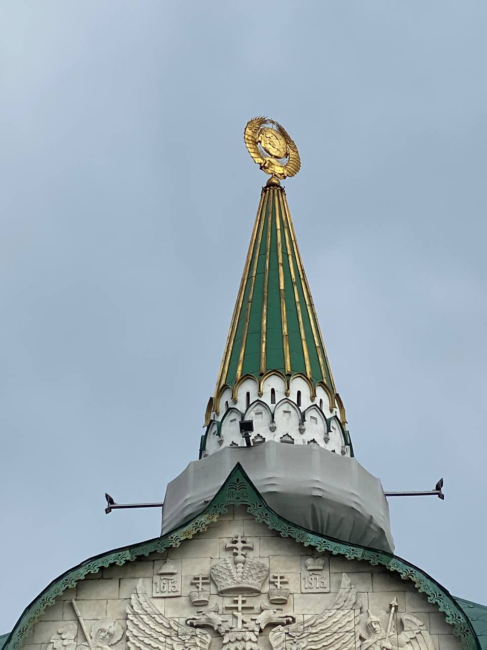 В советские годы на куполе башни Нижегородской конторы Государственного банка водрузили герб СССР, при этом весь имперский декор, связанный с 300-летием дома Романовых, богато украшавший все здание, в том числе рельефы с гербом на главном…