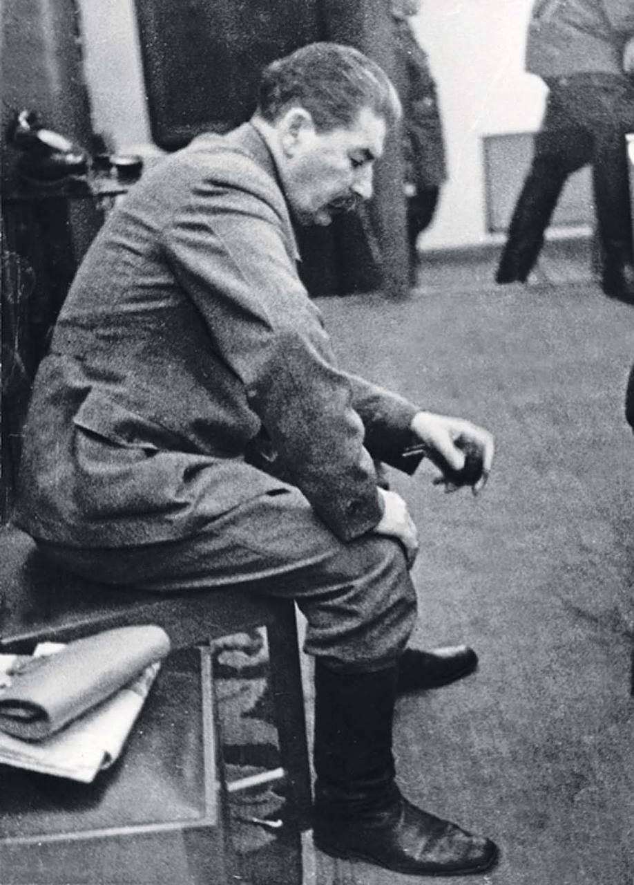 Снимок Сталина в Кремле в августе 1941 года, сохранённый вопреки указанию уничтожить