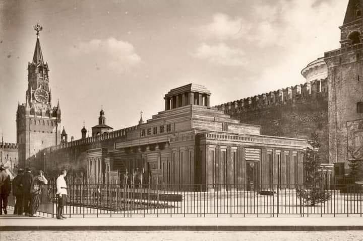 Деревянный мавзолей Ленина на фото 1928 года и орлы на башнях Кремля до установки звезд