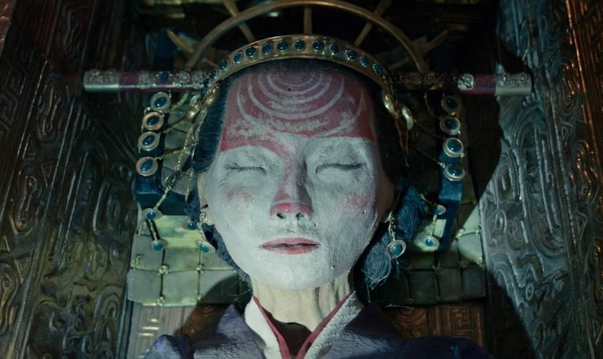 Погребальная маска полулегендарной императрицы Химико из фильма «Tomb raider: Лара Крофт» полностью повторяет реальную женскую маску из могильника Оглахты в Хакасии