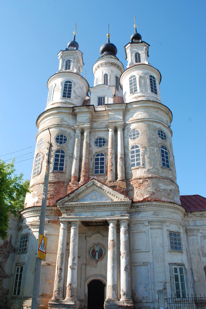 Пластиковые окна в храме Космы и Дамиана в Калуге, построенном в 1794 году