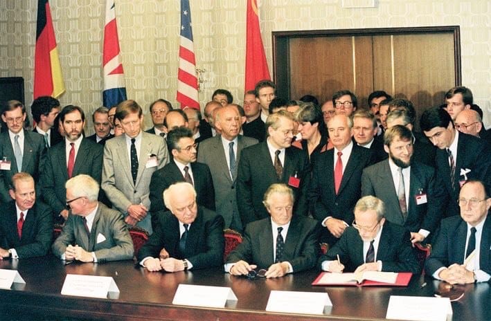 Договор Два плюс четыре об объединении Германии подписан 12 сентября 1990 года