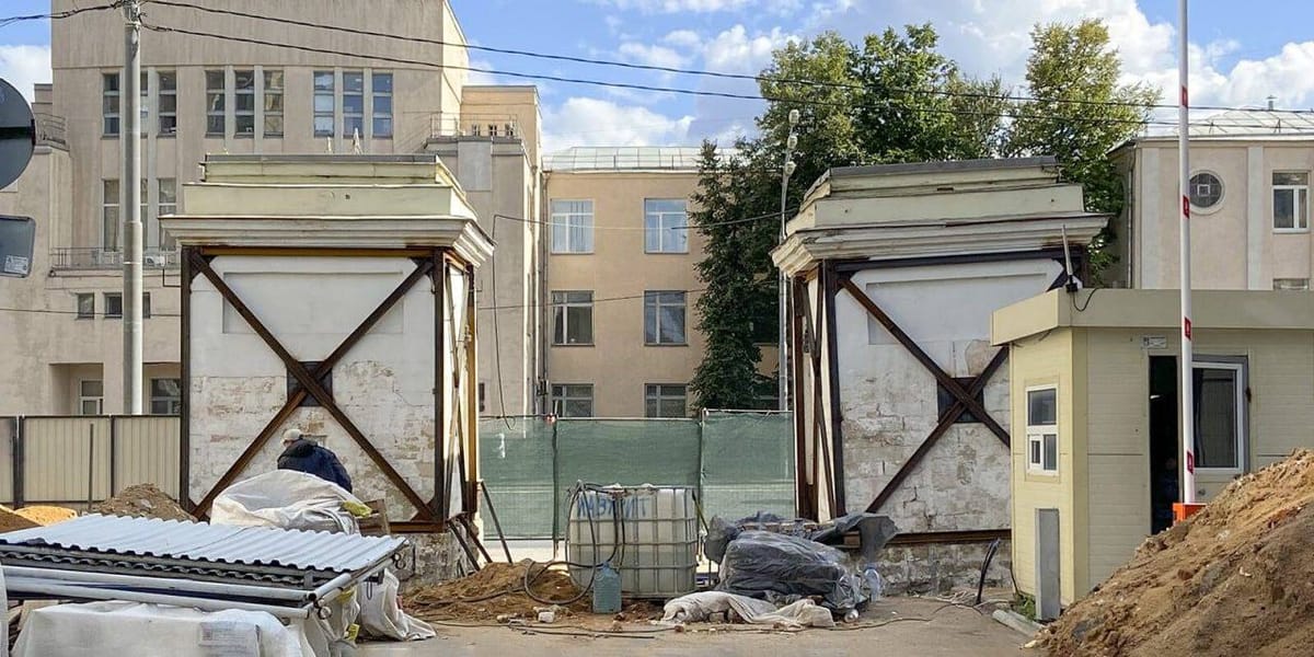 Специалисты выправляют крен пьедесталов ворот в стиле позднего ампира