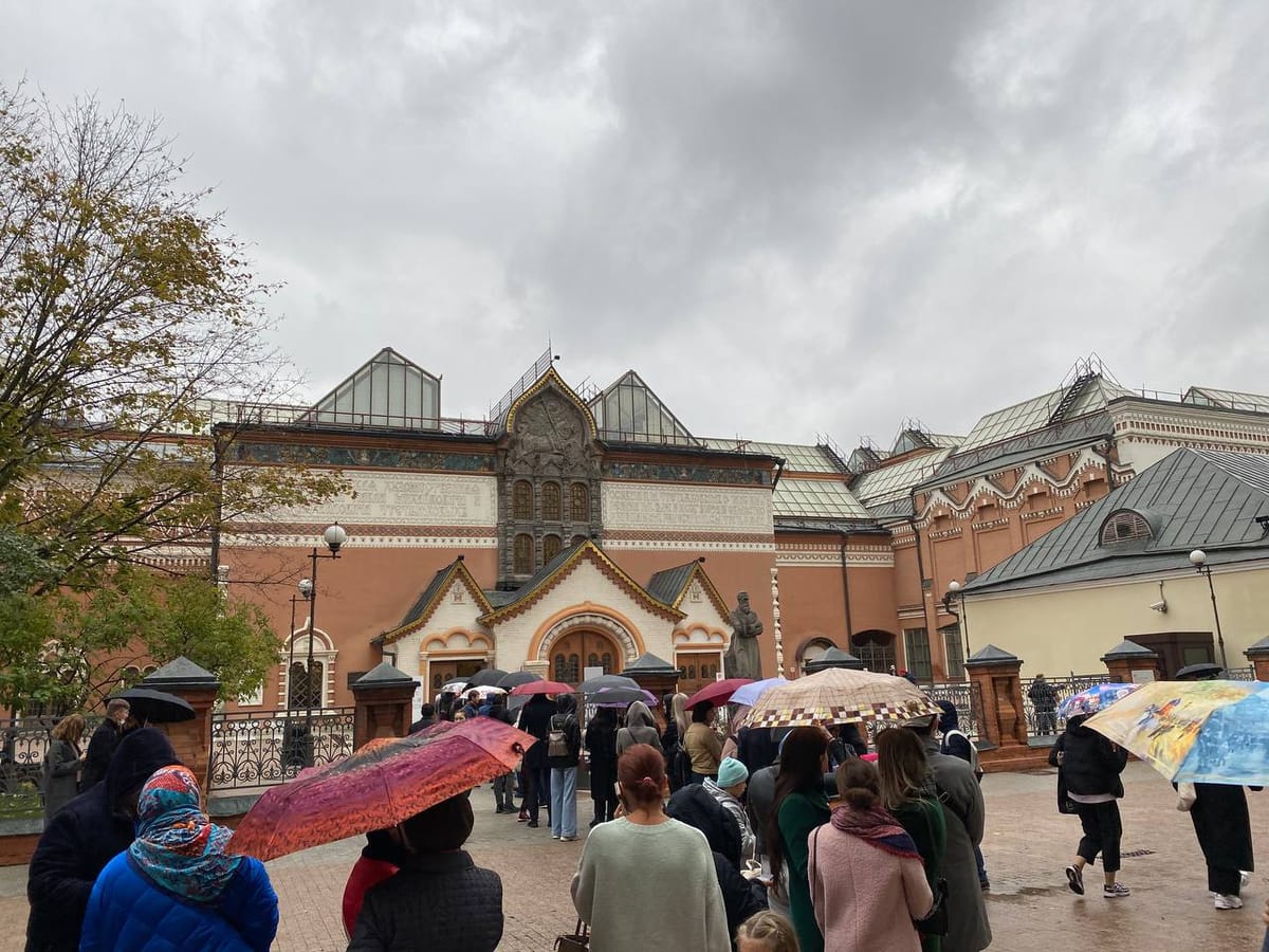 При любом режиме, при любой погоде, в любое время года в Москве есть нечто неизменное - очереди в Третьяковку