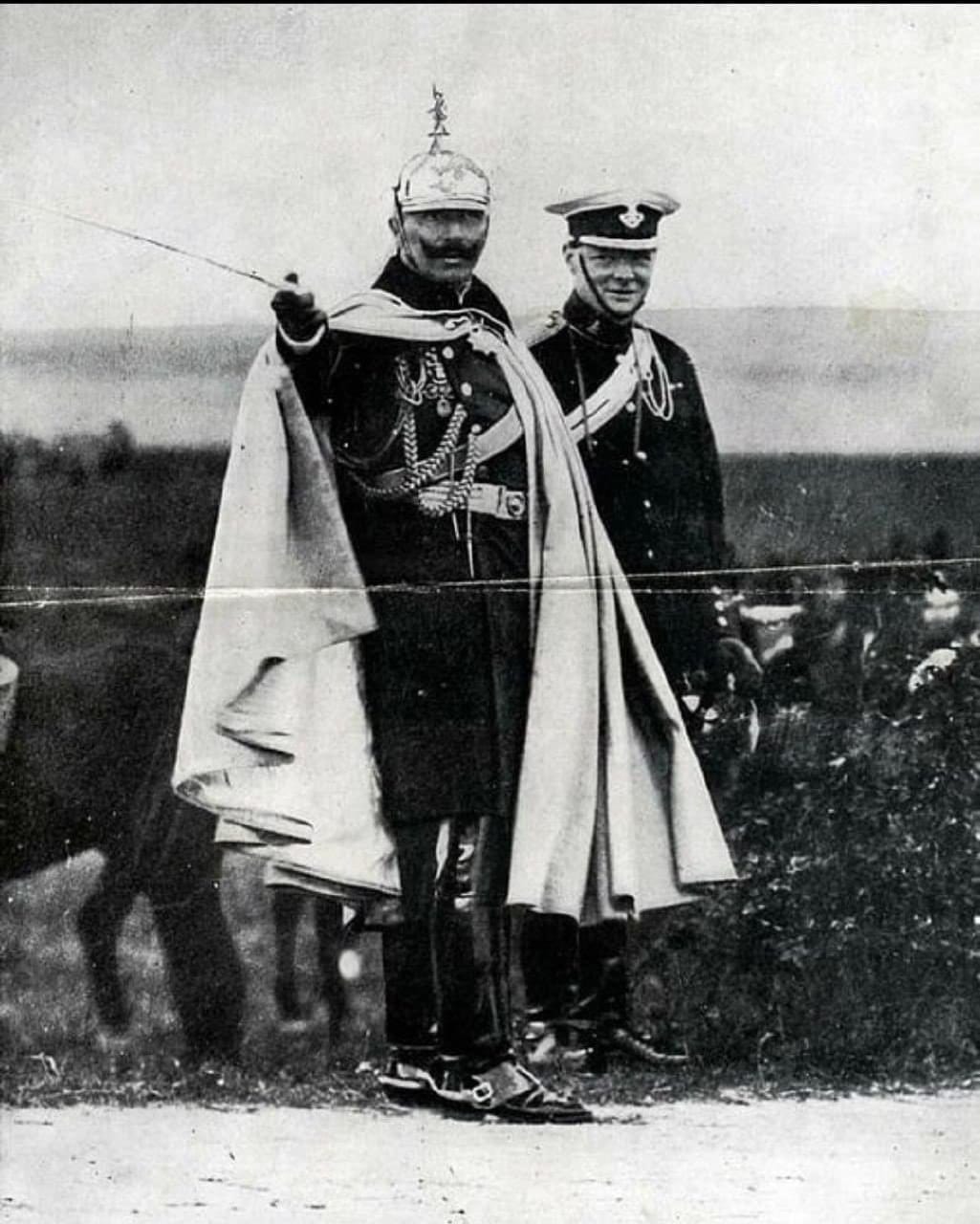 Глядя на эту фотографию 1909 года с сэром Уинстоном Черчиллем, тогда майором и парламентарием, и кайзером Вильгельмом II, думаю не о истории и политике, а о том, как было бы хорошо вернуть в мужскую моду кейпы как у Вильгельма