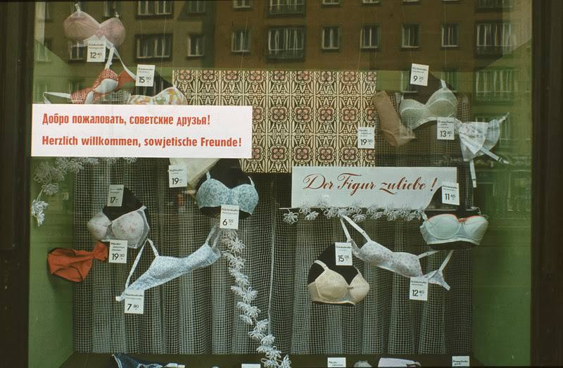 Приветствие на витрине магазина с нижним бельем в Магдебурге, ГДР, 1970-е годы