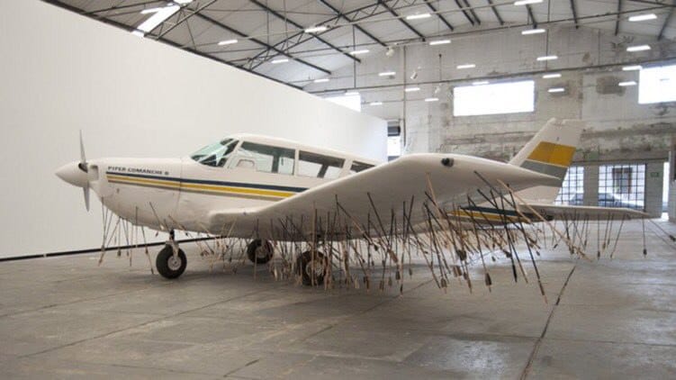 Самолет Piper Comanche, который десятками стрел сбили индейцы Северной Дакоты в знак протеста против строительства нефтепровода, при поиске в интернете оказывается тем же одномоторником, в котором Обама пролетал над резервацией в Оклахоме…