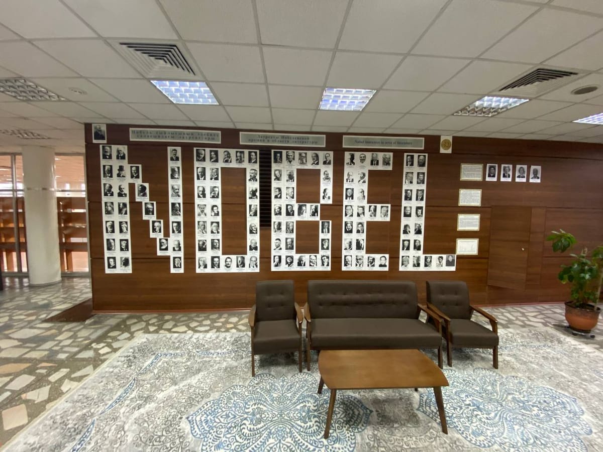 Стенд, посвященный лауреатам Нобелевской премии по литературе, в Национальной библиотеке Казахстана