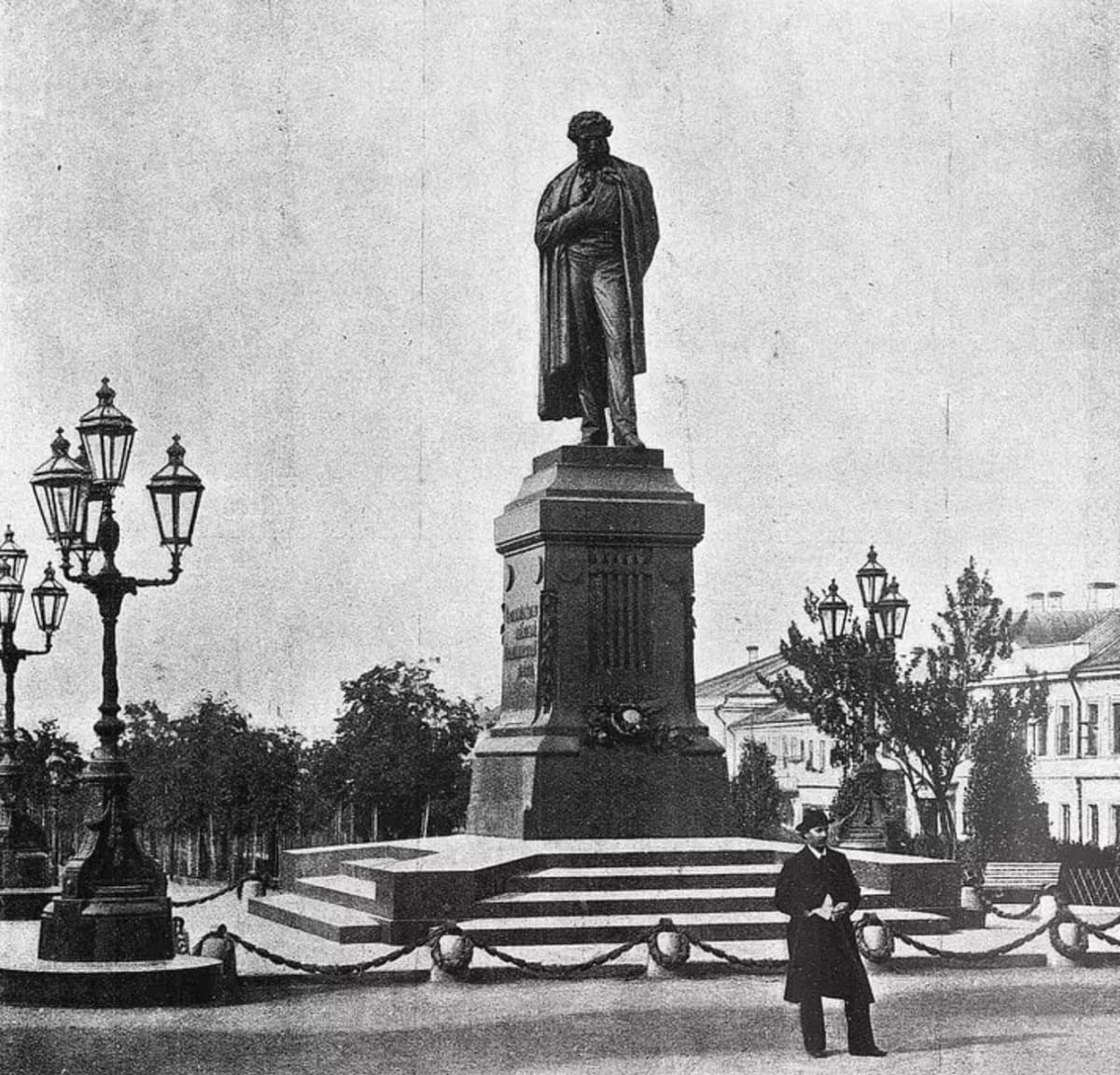 На постаменте памятника Пушкину, открытого в Москве 6 июня 1880 года, были выбиты строки из стихотворения "Памятник":