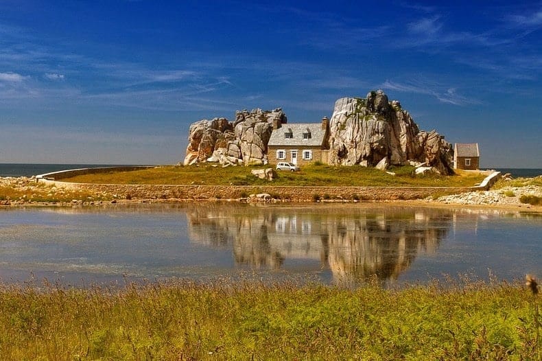 Замок Мёр в бретонской деревне Плугрескан, построенный в 1861 году между скал