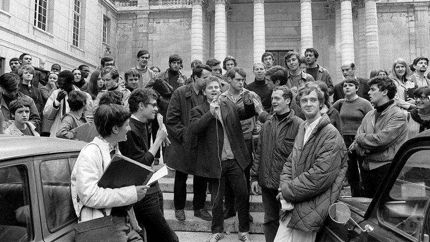 2 мая 1968 года во Франции начался Красный май - череда забостовок, студенческих демонстраций, леворадикальных выступлений и протестов, вылившаяся в 10-миллионные беспорядки и приведшая к колоссальным социально-политическим сдвигам