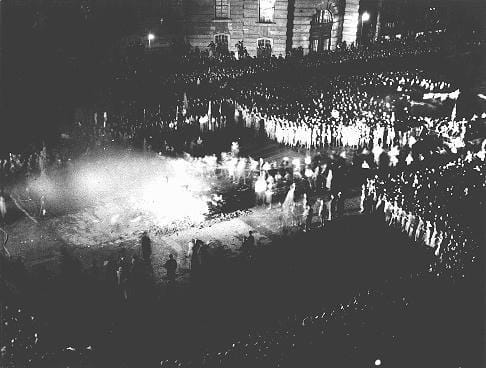 10 марта 1933 года в 21 крупнейшем городе Германии состоялось показательное сожжение книг "негерманского духа"