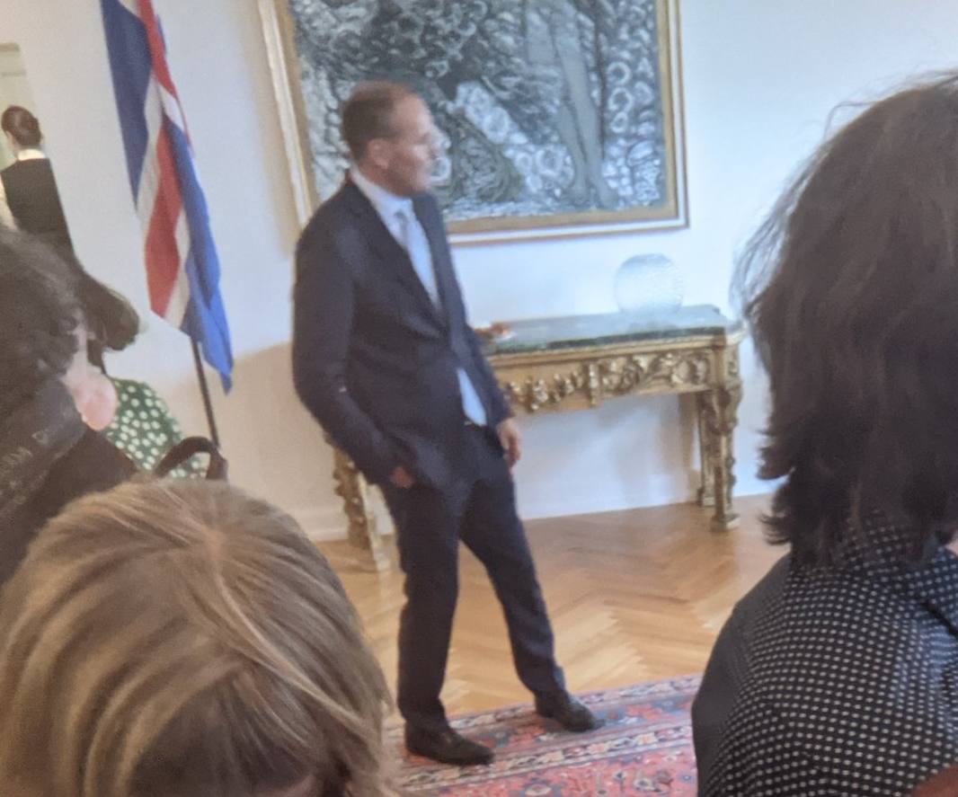 Президент Исландии Гвюдни Йоуханнессон замечен непринужденно прогуливающимся на Северной этнологической и фольклорной конференции в Рейкьявике
