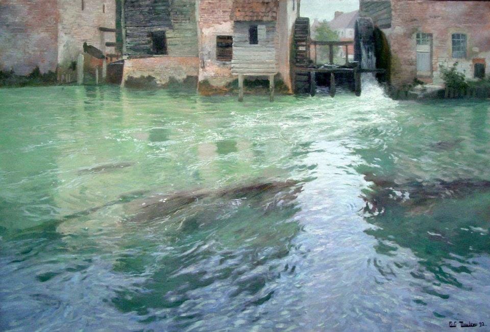 Картина: бурлящая зеленовато-голубая вода перед старыми кирпичными и деревянными постройками с водяным колесом.