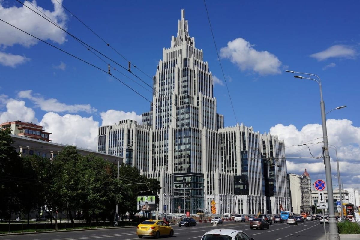Не раз приходилось слышать "Какое ужасное здание!" о бизнес-центре 2003 года на Оружейном переулке в Тверском районе Москвы (1 и 2 фото)