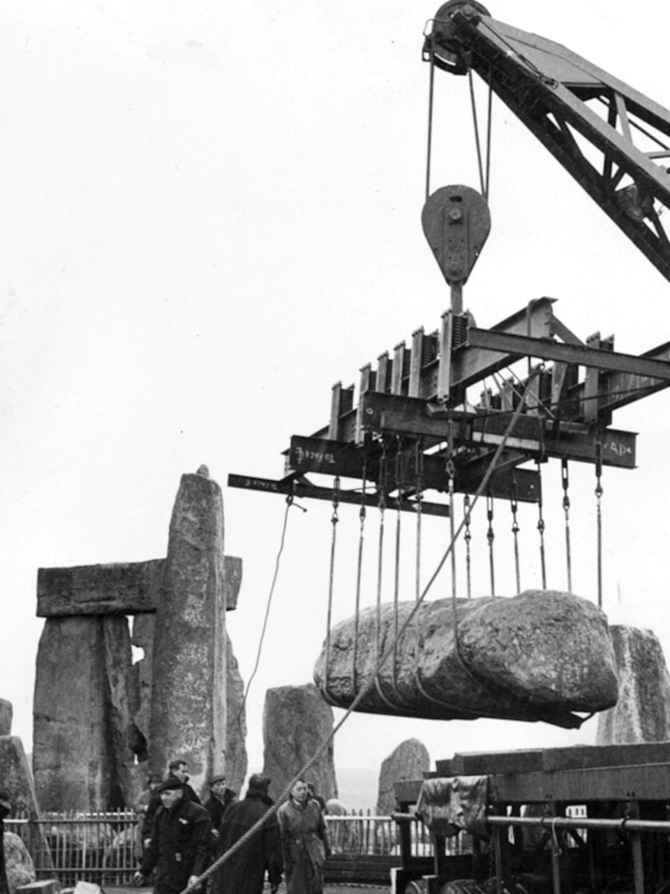 Цемент 1960-х разрушает камни Стоунхенджа, в 2021 году его заменили известковым раствором