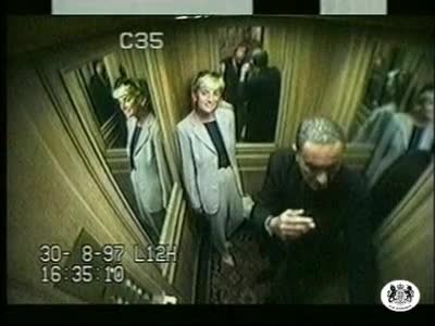 Принцесса Диана и Доди Аль-Файед в лифте парижского Ритца 30 августа 1997 года, в последний день перед их гибелью