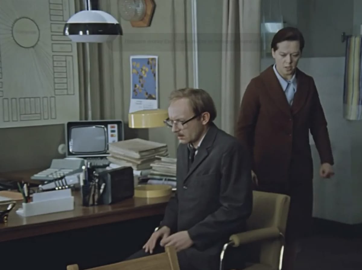 Терминал Videoton-340 на столе Калугиной в фильме «Служебный роман», а не Apple II
