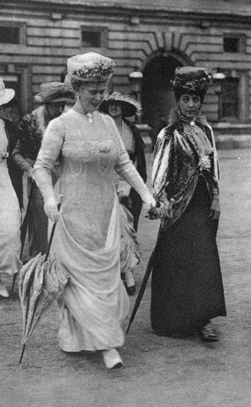 Две королевы Англии, вдовствующая королева Александра Датская (1844-1925), "дорогая мамочка", как ее называл Георг V, и супруга Георга V Мария Текская (1867-1953) прогуливаются