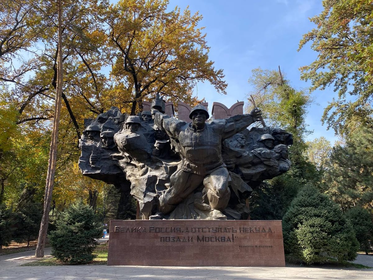 Велика Россия, а отступать некуда, позади Москва!