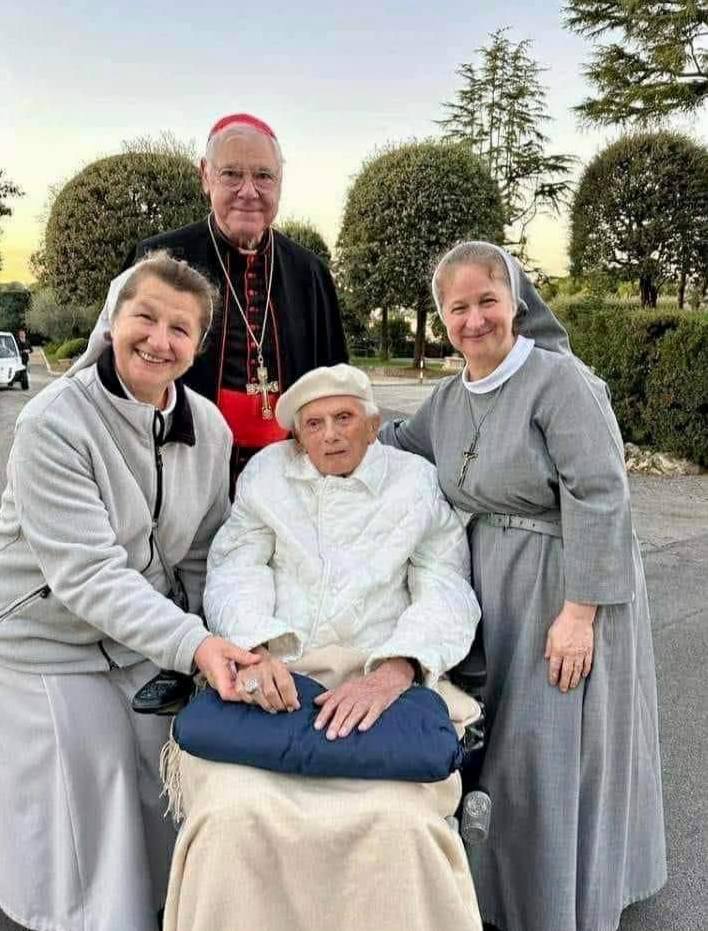 95-летний Бенедикт XVI, отрёкшийся в 2013 году, на снимке в садах Ватикана