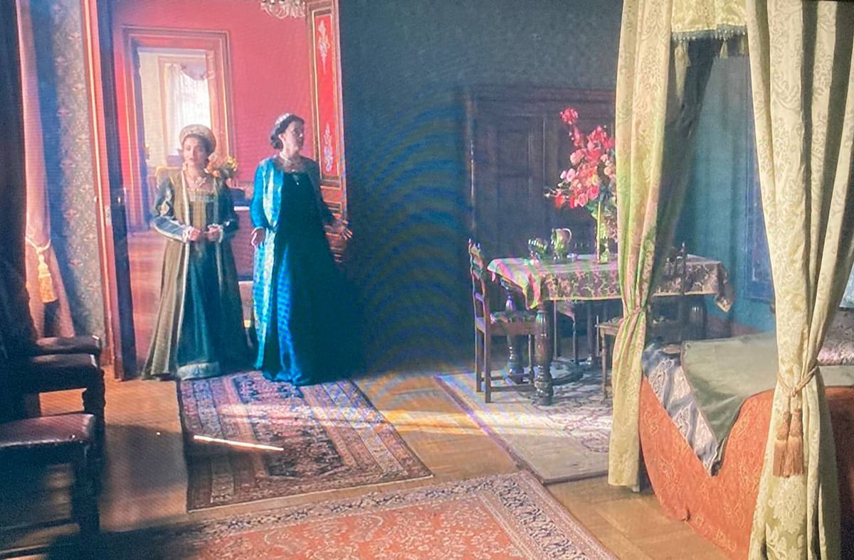 Нетфликсовский сериал «Кровь, секс и короли» весьма неплох, только хочется заметить, что в 1523 году у Тюдоров не было и не могло быть восточных ковров на полу, такую ценность можно было встретить только на столе