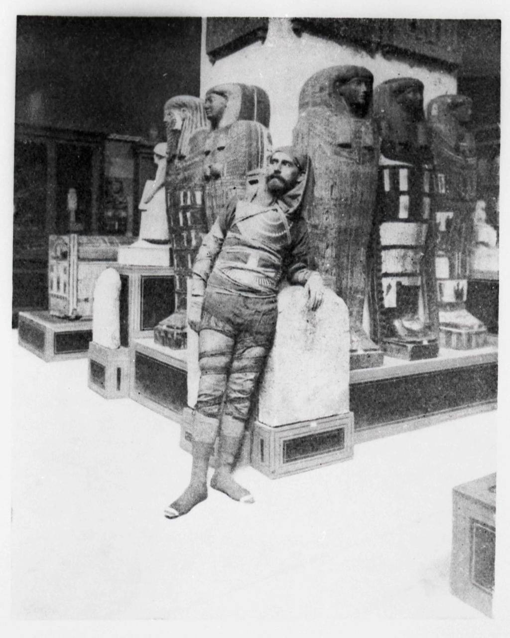 Испанский консул в Египте в 1880-е Эдуардо Тода-и-Гуэль в костюме мумии и коллекция египетских древностей, собранная им и проданная в 1887 году в количестве 1300 предметов Национальному археологическому музею Испании