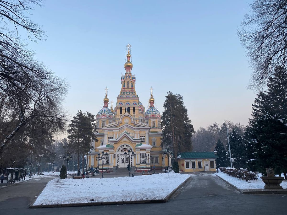 Вознесенский кафедральный собор в Алма-Ате считается самым высоким деревянным православным храмом в мире с высотой главного купола до вершины креста 39 метров и креста колокольни 46 метров