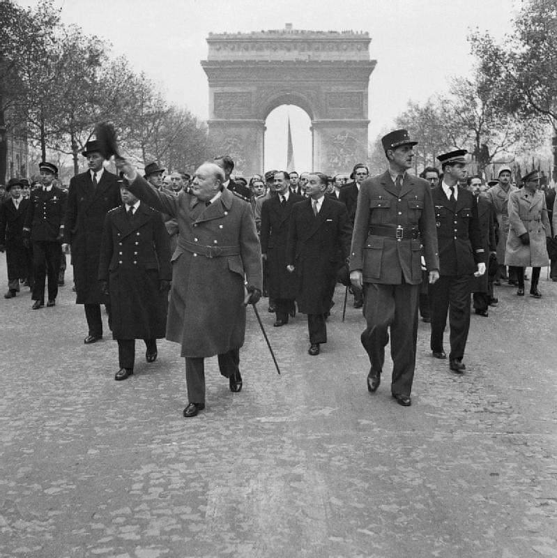 Уинстон Черчилль и Шарль де Голль на Параде перемирия 11 ноября 1944 года, Елисейские поля, Париж