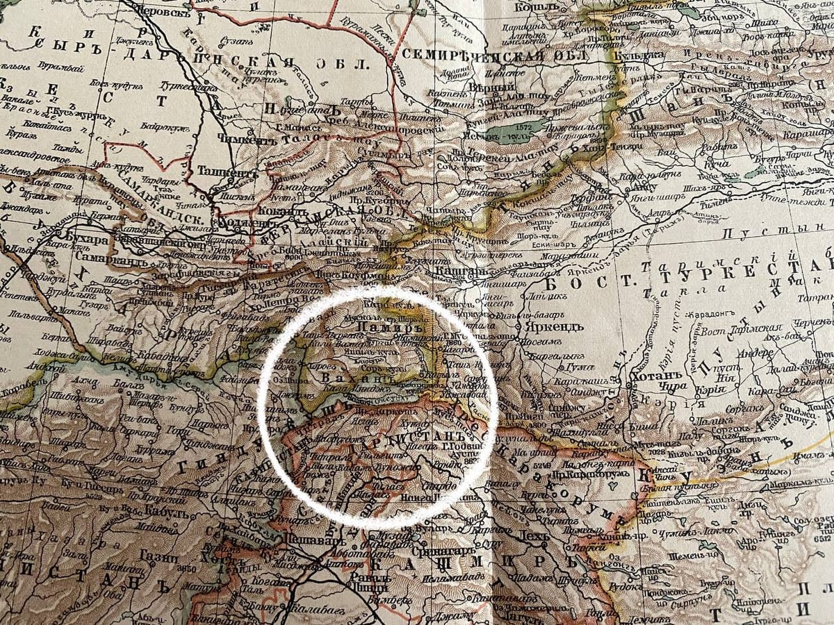 Границы России - Ферганская область, Китая - Кашгария и Британских владений - Дардистан сошлись на коротком участке между Гиндукушем и хребтом Каракорум
