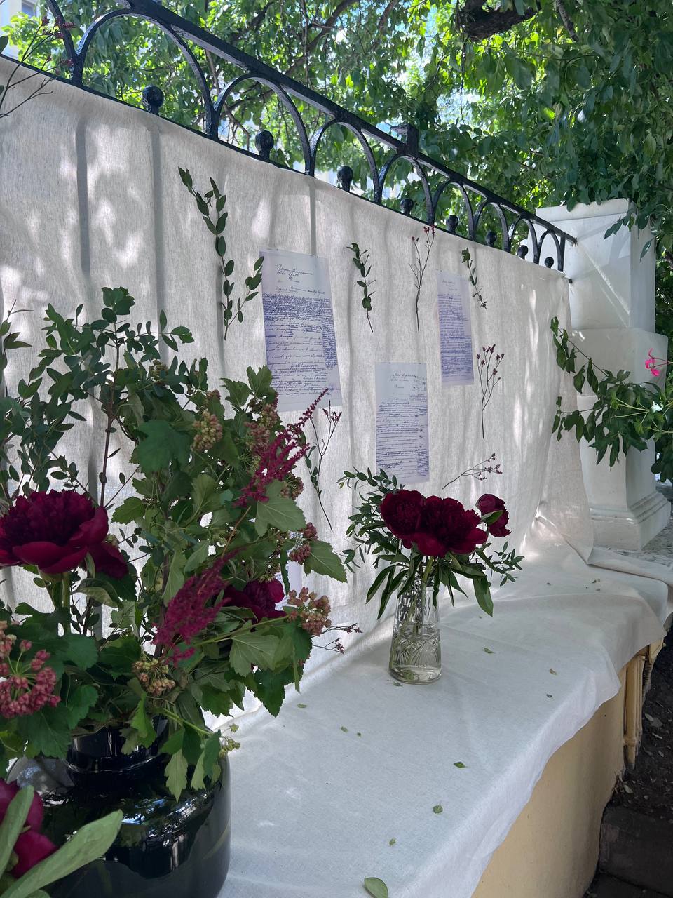 Почему на заборчике городской дворянской усадьбы Хрущёвых-Селезнёвых размещены копии рукописи "Анны Карениной"?