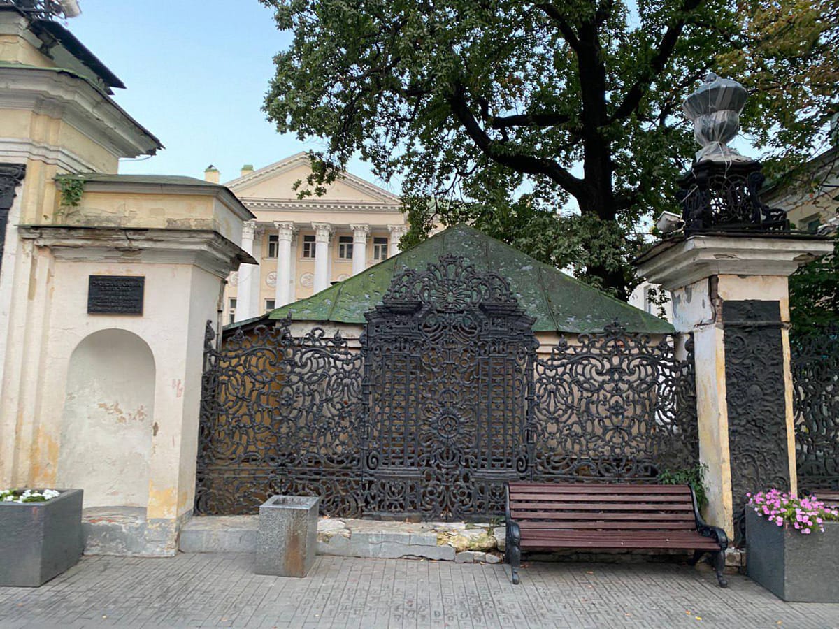 Ограда усадьбы Демидовых в Москве отлита в 1750 году в Нижнем Тагиле по эскизу Аргунова