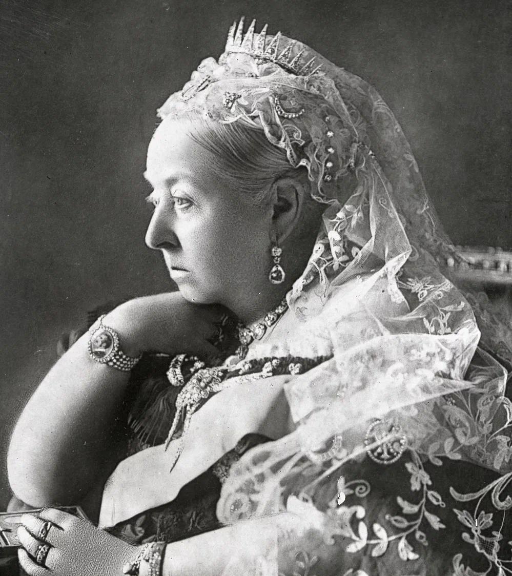 Королева Виктория в жизни и королева Виктория на рисунке Лоуренса Альма-Тадемы
