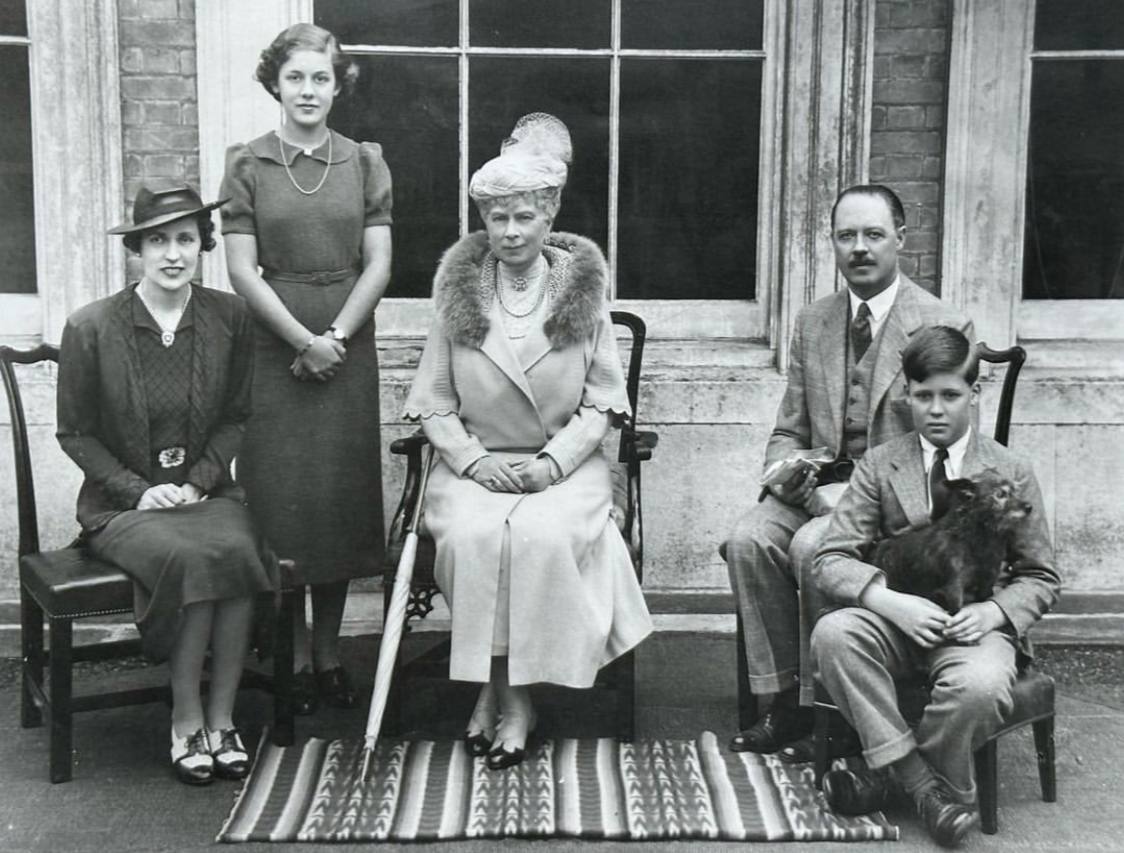 Брат принцессы Дианы Чарльз Спенсер поделился фотографией из семейного архива, на которой запечатлена королева Мария Текская в окружении семейства Спенсоров во время ее визита в их родовое поместье Алтроп хаус