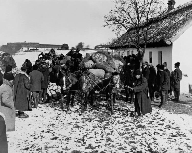 Снимок 1930 года, на котором запечатлено выселение кулака и его семьи