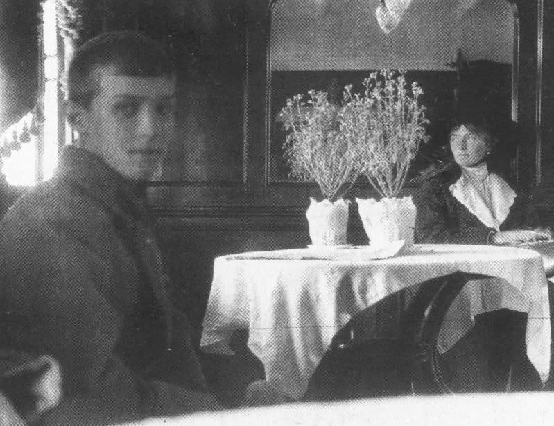 [Последняя известная фотография] Княгиня Ольга и цесаревич Алексей на корабле «Русь» по пути из Тобольска в Екатеринбург