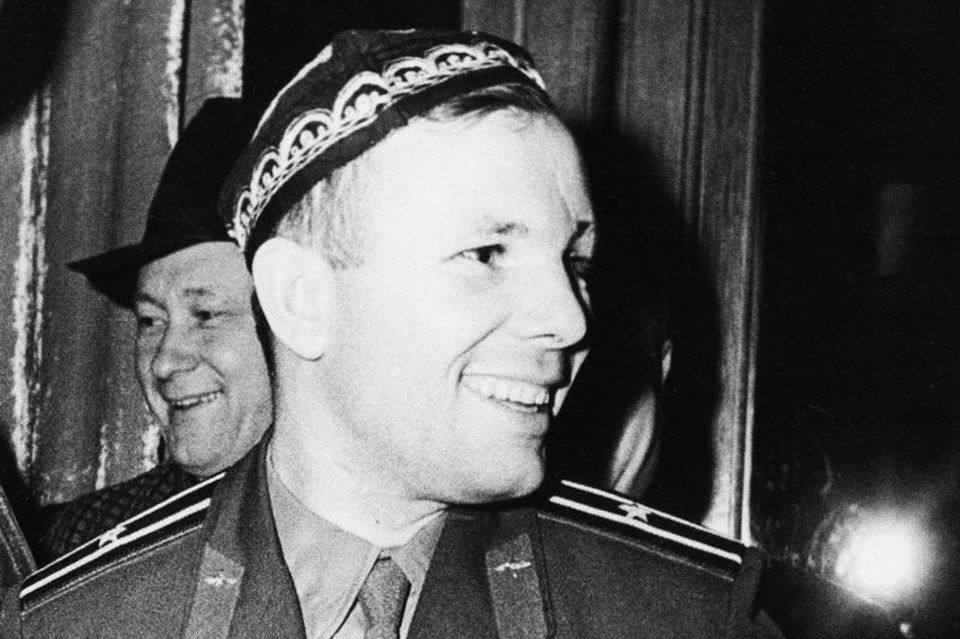 Юрий Гагарин в тюбетейке в Ташкенте