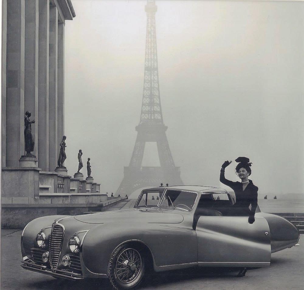 Фотография «Автомобиль Delahaye 175S Aerodynamic Coupe и модель в наряде от французского дизайнера Jacques Fath», 1947