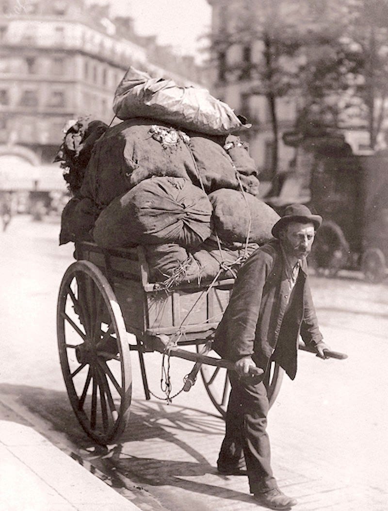 На фото тряпичник в Париже, 1899 г