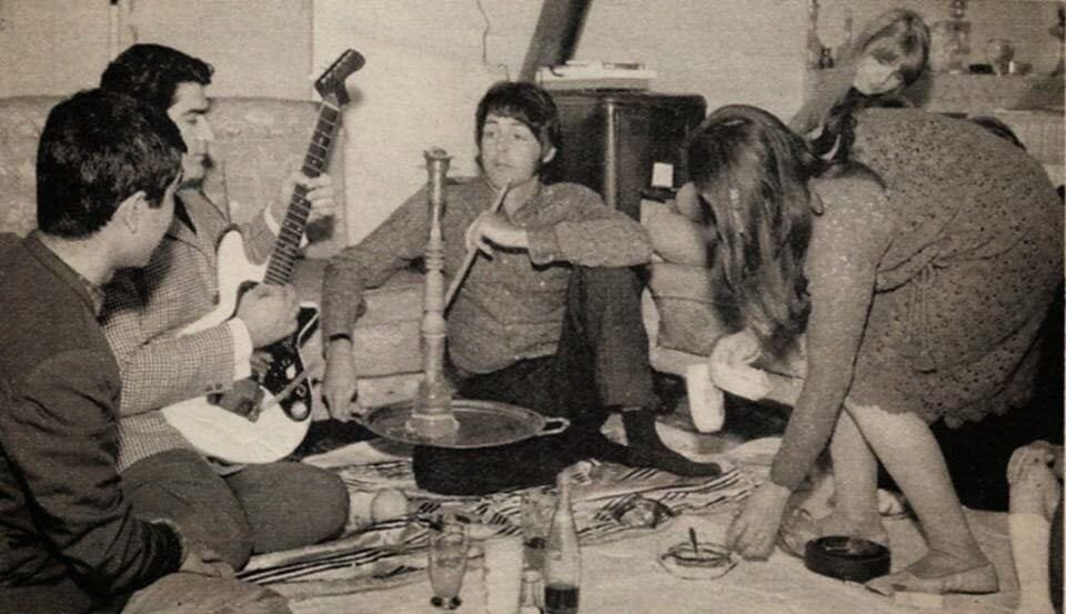 Пол Маккартни курит кальян в Тегеране, 1968 год