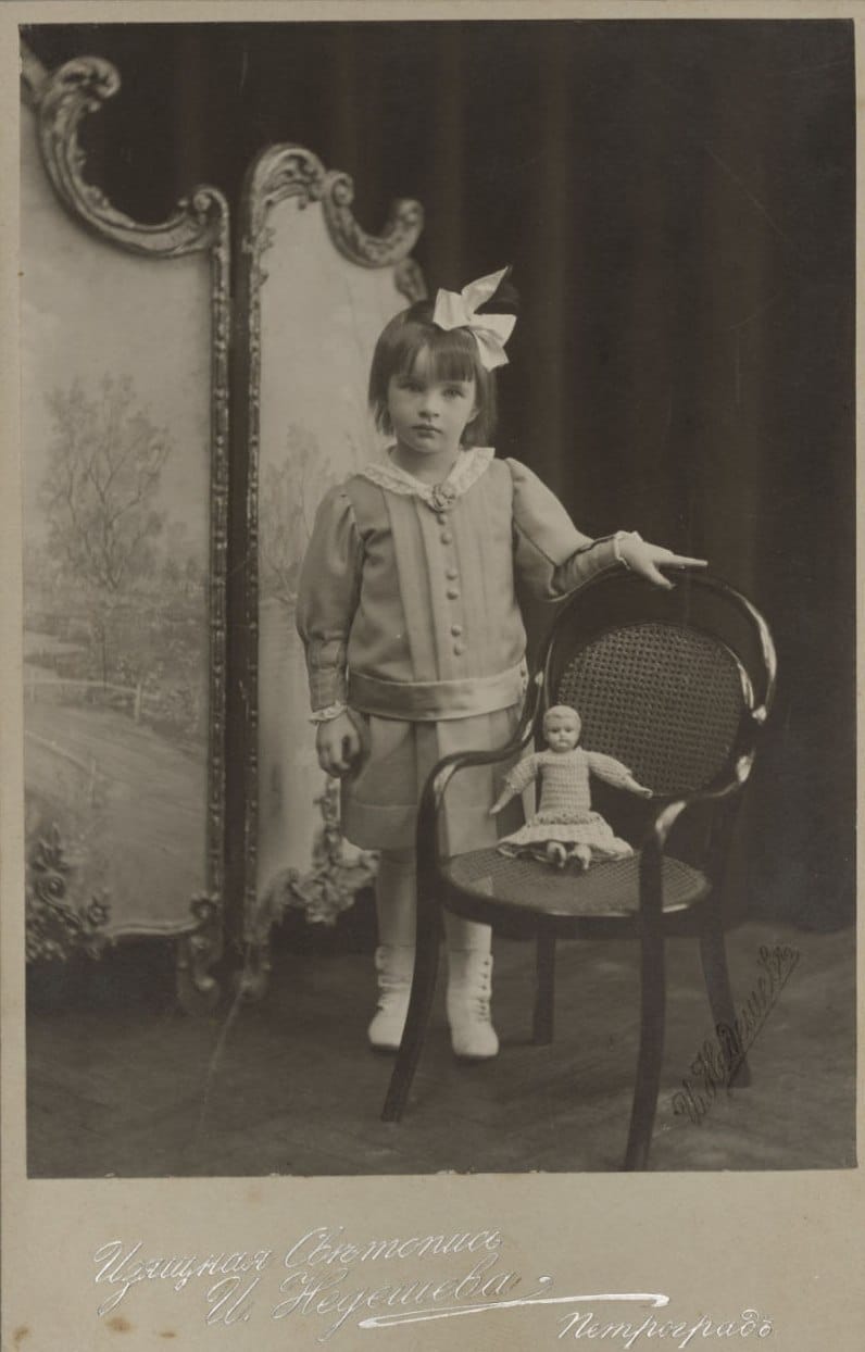 Девочка с куклой, 1915