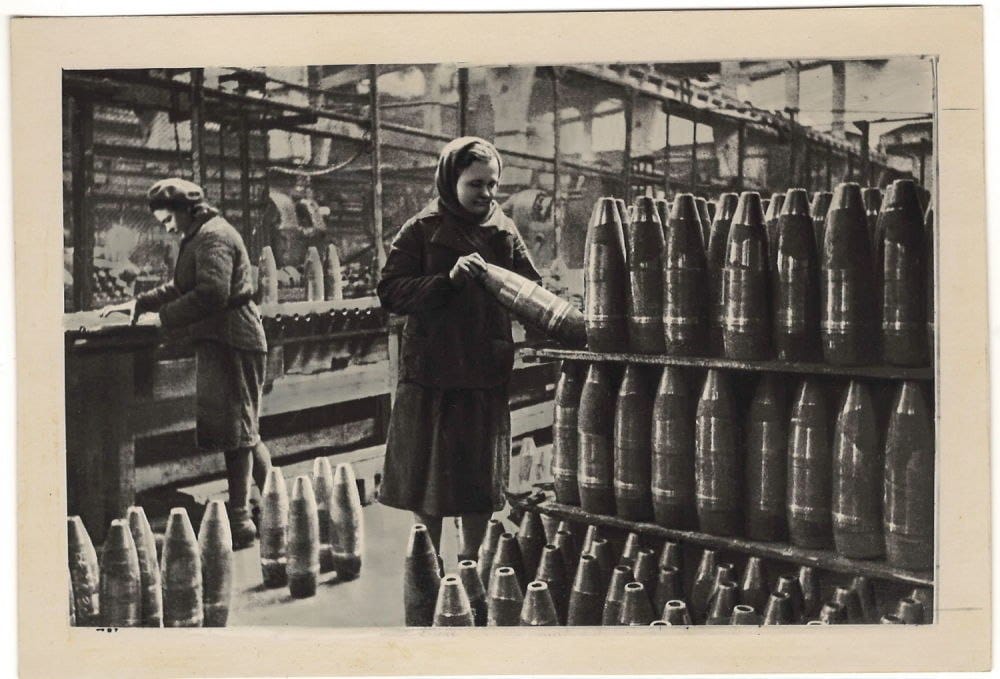 Фотография «На снарядном производстве», 1940-е