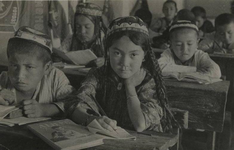 В школе колхоза имени Карла Маркса в Узбекистане, 1930-е годы