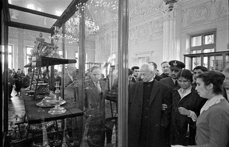 Президент Республики Индия Сарвепалли Радхакришнан с супругой в Александровском зале Эрмитажа, 1964 год