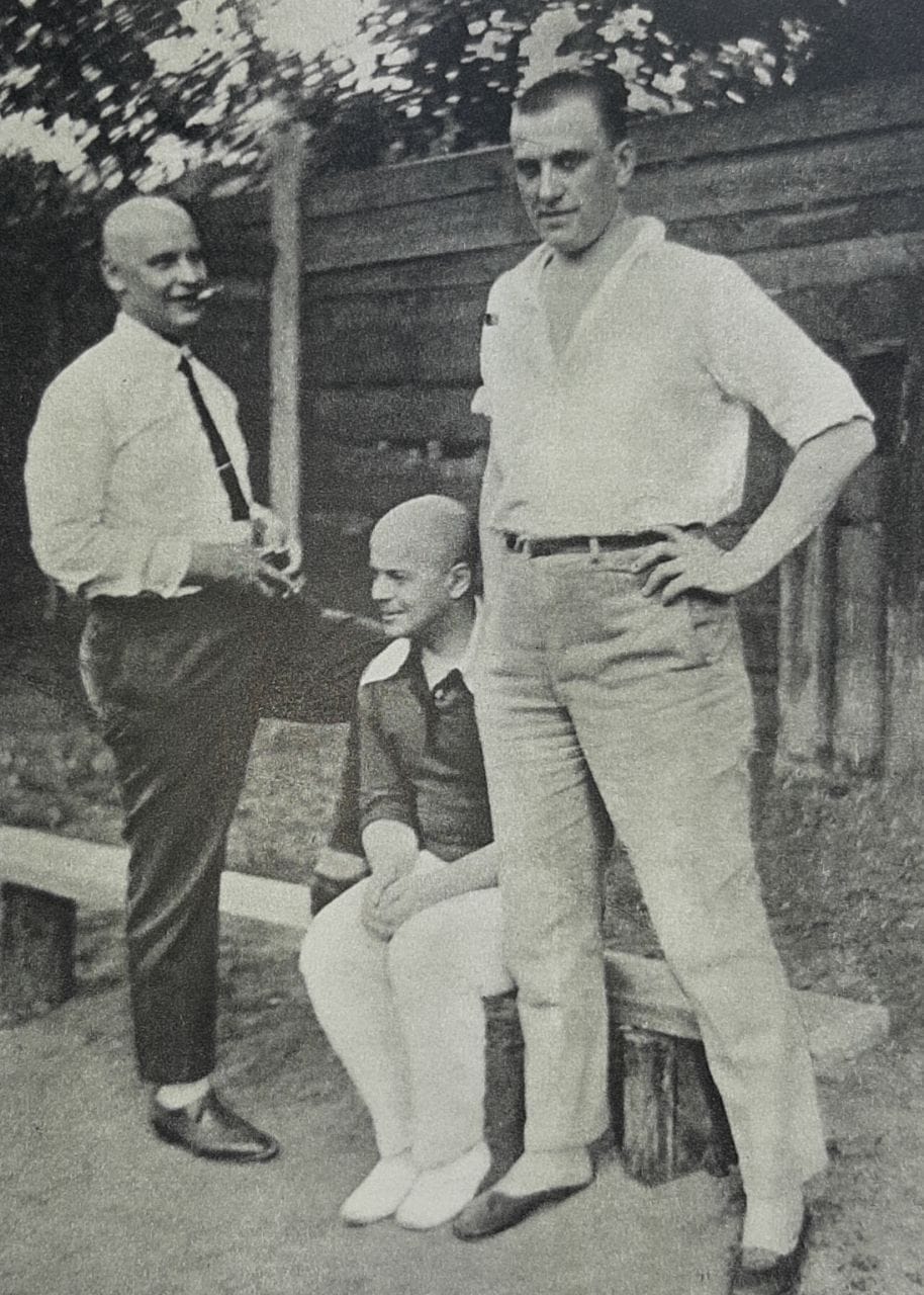 Маяковский, Родченко и Шкловский в саду в Гендриковом переулке, 1926