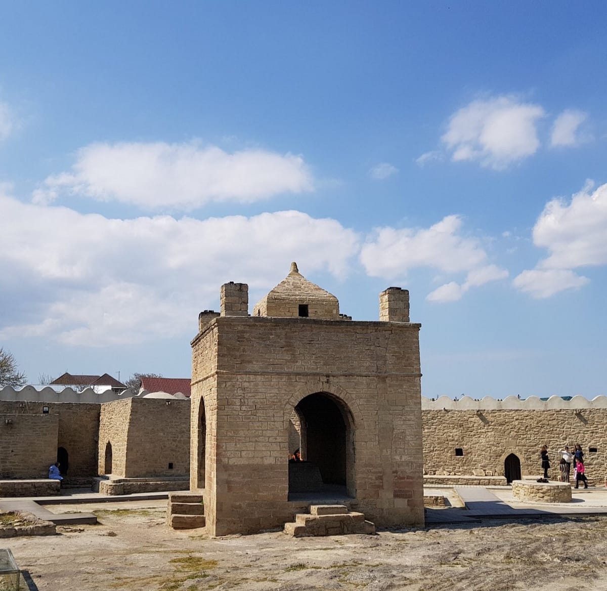 Алтарь огня в храмовом комплексе Атешгях в Азербайджане